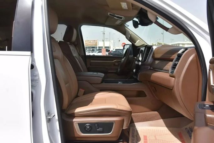 Подержанный RAM 1500 Crew Cab V, 3.0 л, 2020 в Шардже от Alfaris Used Cars Белый цвет. Other | AUTO.AE