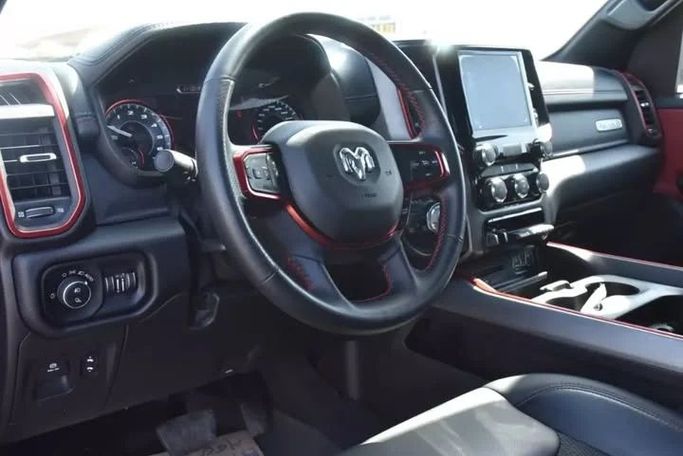 Подержанный RAM 1500 Crew Cab V, 3.6 л, 2019 в Шардже от Alfaris Used Cars Серый цвет. Other | AUTO.AE