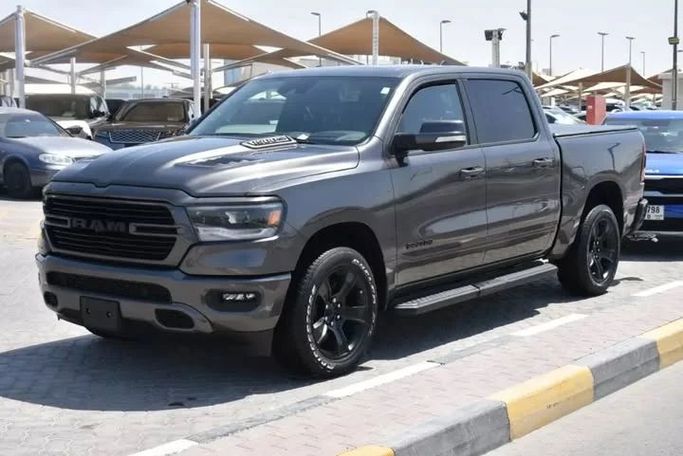 Подержанный RAM 1500 Crew Cab V, 3.6 л, 2021 в Шардже от Alfaris Used Cars Серый цвет. Other | AUTO.AE