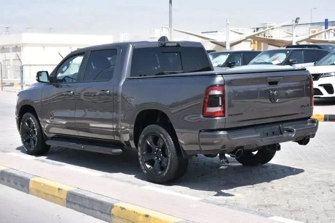 Подержанный RAM 1500 Crew Cab V, 3.6 л, 2021 в Шардже от Alfaris Used Cars Серый цвет. Other | AUTO.AE