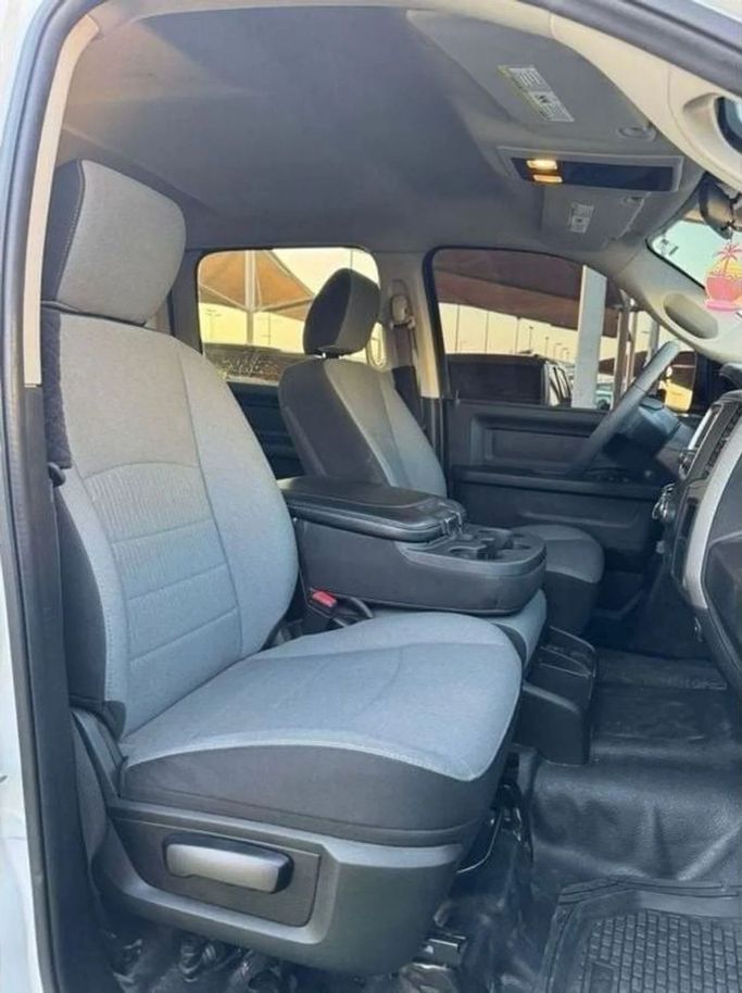 Подержанный RAM 1500 IV (DS/DJ), 5.7 л, 2021 в Шардже от Noor Al Seyoh Used Cars Белый цвет. Американская | AUTO.AE