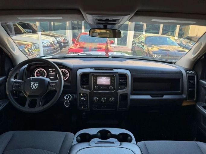Подержанный RAM 1500 IV (DS/DJ), 5.7 л, 2021 в Шардже от Noor Al Seyoh Used Cars Белый цвет. Американская | AUTO.AE