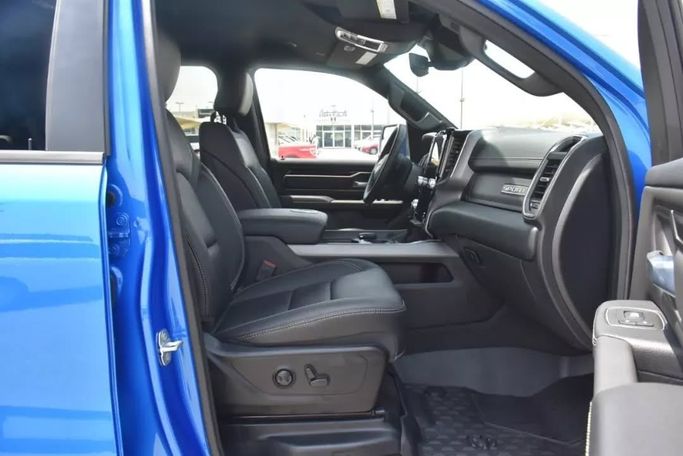 Подержанный RAM 1500 Crew Cab V, 3.6 л, 2022 в Шардже от Alfaris Used Cars Синий цвет. Other | AUTO.AE