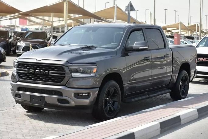 Подержанный RAM 1500 Crew Cab V, 3.6 л, 2022 в Шардже от Alfaris Used Cars Серый цвет. Other | AUTO.AE