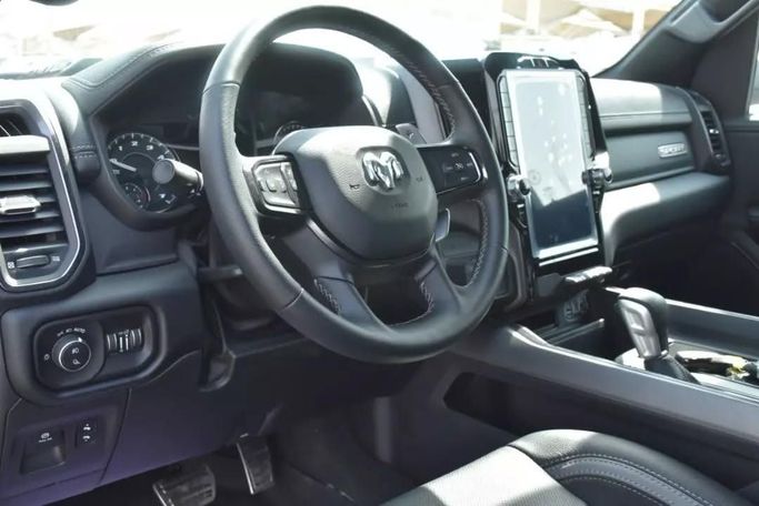 Подержанный RAM 1500 Crew Cab V, 3.6 л, 2022 в Шардже от Alfaris Used Cars Серый цвет. Other | AUTO.AE