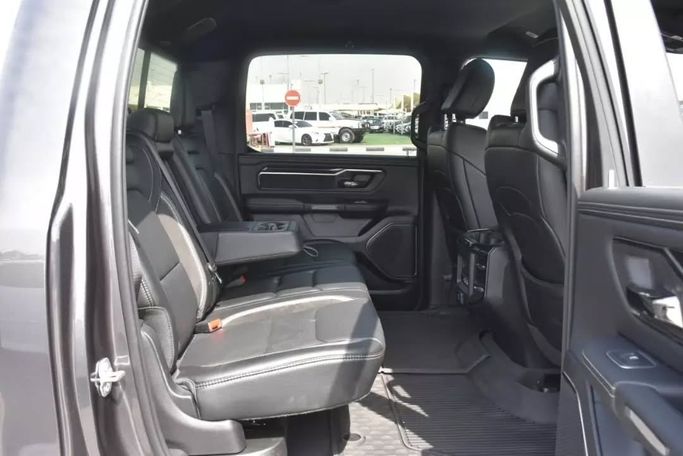 Подержанный RAM 1500 Crew Cab V, 3.6 л, 2022 в Шардже от Alfaris Used Cars Серый цвет. Other | AUTO.AE