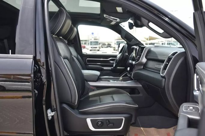 Подержанный RAM 1500 Crew Cab V, 3.6 л, 2020 в Шардже от Alfaris Used Cars Черный цвет. Other | AUTO.AE