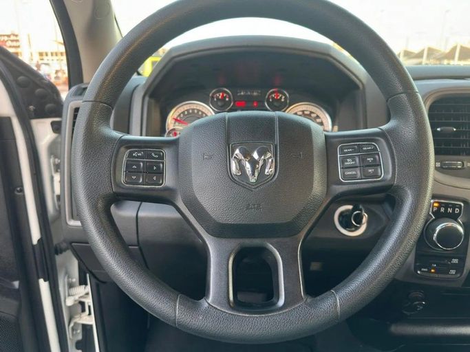 Подержанный RAM 1500 IV (DS/DJ), 3.6 л, 2020 в Шардже от Al Hashal Used Cars Белый цвет. GCC | AUTO.AE