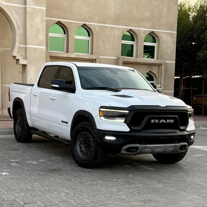 Подержанный RAM 1500 V, 5.7 л, 2019 в Шардже от Sarmad Cars Белый цвет. GCC | AUTO.AE