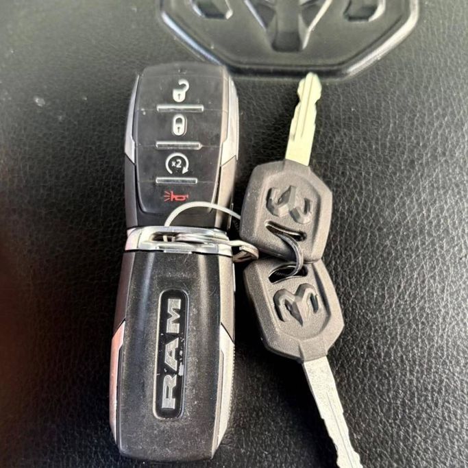 Подержанный RAM 1500 V, 5.7 л, 2019 в Шардже от Sarmad Cars Белый цвет. GCC | AUTO.AE