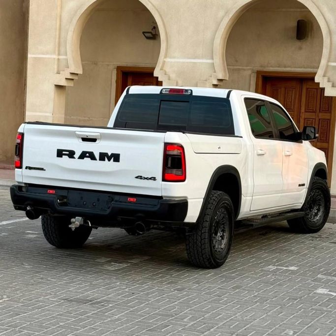 Подержанный RAM 1500 V, 5.7 л, 2019 в Шардже от Sarmad Cars Белый цвет. GCC | AUTO.AE