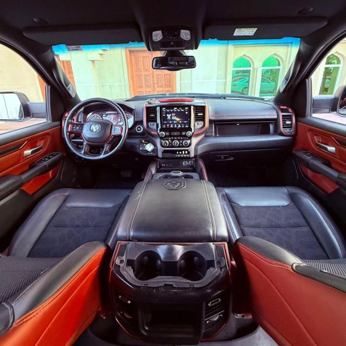 Подержанный RAM 1500 V, 5.7 л, 2019 в Шардже от Sarmad Cars Белый цвет. GCC | AUTO.AE