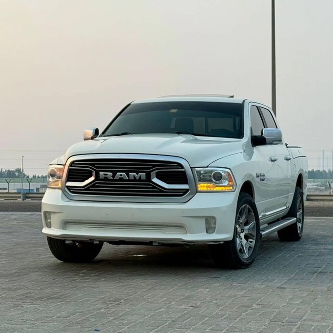 Подержанный RAM 1500 IV (DS/DJ), 5.7 л, 2017 в Шардже от Sarmad Cars Белый цвет. Other | AUTO.AE