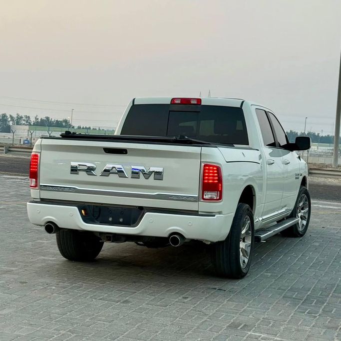 Подержанный RAM 1500 IV (DS/DJ), 5.7 л, 2017 в Шардже от Sarmad Cars Белый цвет. Other | AUTO.AE