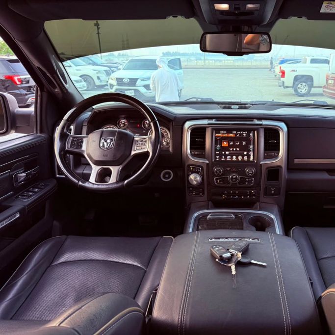 Подержанный RAM 1500 IV (DS/DJ), 5.7 л, 2017 в Шардже от Sarmad Cars Белый цвет. Other | AUTO.AE