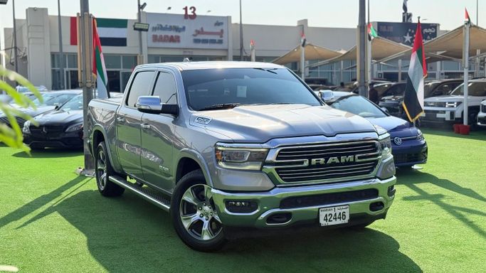 Подержанный RAM 1500 Quad Cab V, 5.7 л, 2021 в Шардже от Badar Used Cars Серебристый цвет.  | AUTO.AE