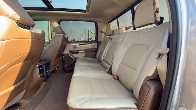 Подержанный RAM 1500 Quad Cab V, 5.7 л, 2021 в Шардже от Badar Used Cars Серебристый цвет.  | AUTO.AE