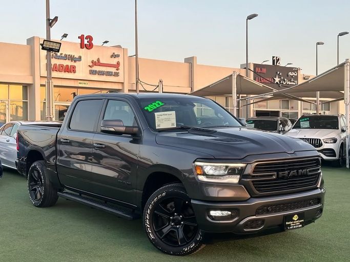 Подержанный RAM 1500 V, 5.7 л, 2022 в Шардже от Badar Used Cars Серый цвет.  | AUTO.AE