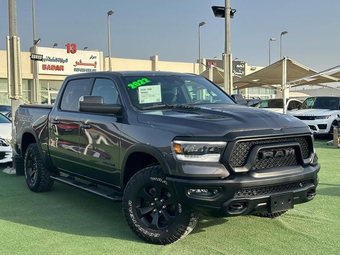 Подержанный RAM 1500 V, 5.7 л, 2022 в Шардже от Badar Used Cars Серый цвет.  | AUTO.AE