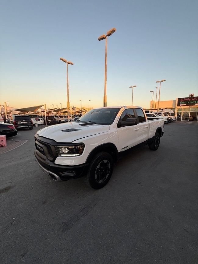 مستعملة RAM 1500 Crew Cab V, 3.6 l, 2020 في في الشارقة من Emirates & Gulf used cars، اللون أبيض. المواصفات الأمريكية | AUTO.AE