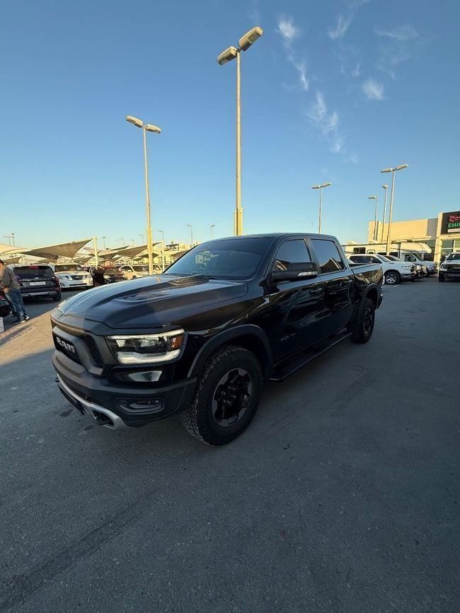 مستعملة RAM 1500 Crew Cab V, 3.6 l, 2019 في في الشارقة من Emirates & Gulf used cars، اللون أسود. المواصفات الكندية | AUTO.AE