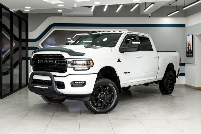 Подержанный RAM HD 2500 Laramie V (DT), 6.7 л, 2023 в Шардже от Golden Desert Used Car Белый цвет.  | AUTO.AE | Объявление #263068