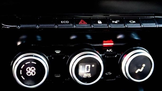 Подержанный Renault Duster II, 1.6 л, 2021 в Шардже от Al Sayed Khamis Used Auto Trading Красный цвет. GCC | AUTO.AE