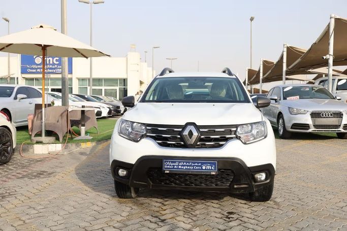 Подержанный Renault Duster II, 2.0 л, 2023 в Шардже от OMC Used Cars Белый цвет. GCC | AUTO.AE