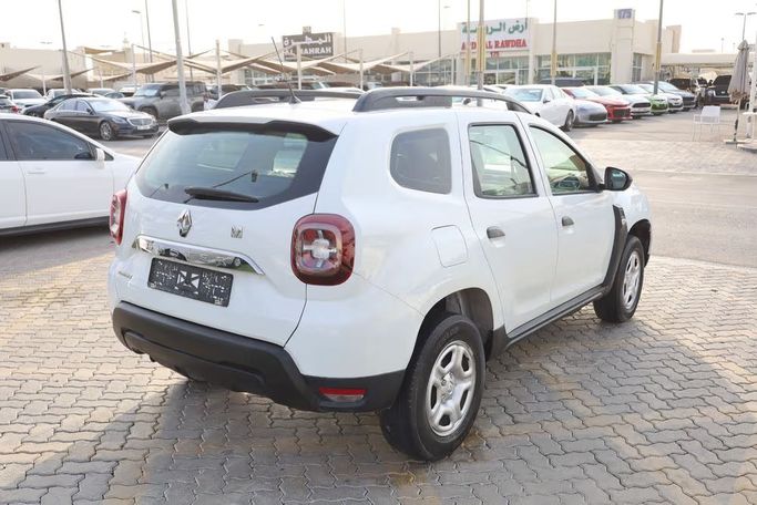 Подержанный Renault Duster II, 2.0 л, 2023 в Шардже от OMC Used Cars Белый цвет. GCC | AUTO.AE