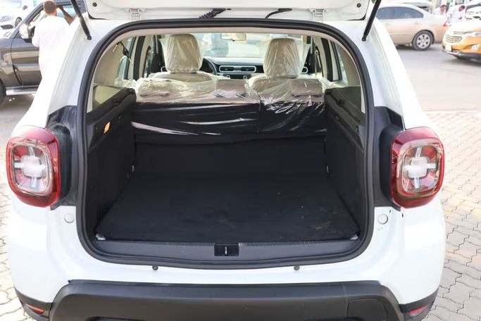 Подержанный Renault Duster II, 2.0 л, 2023 в Шардже от OMC Used Cars Белый цвет. GCC | AUTO.AE