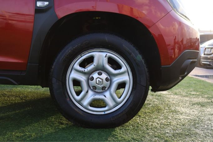 Подержанный Renault Duster II, 2.0 л, 2022 в Шардже от OMC Used Cars Красный цвет. GCC | AUTO.AE