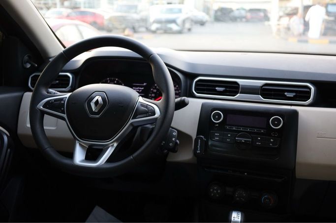 Подержанный Renault Duster II, 2.0 л, 2022 в Шардже от OMC Used Cars Красный цвет. GCC | AUTO.AE