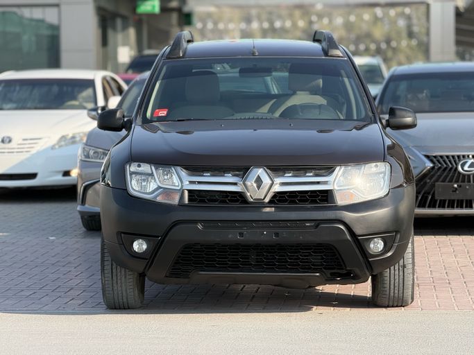 Подержанный Renault Duster I Рестайлинг, 2.0 л, 2018 в Шардже Коричневый цвет. GCC | AUTO.AE