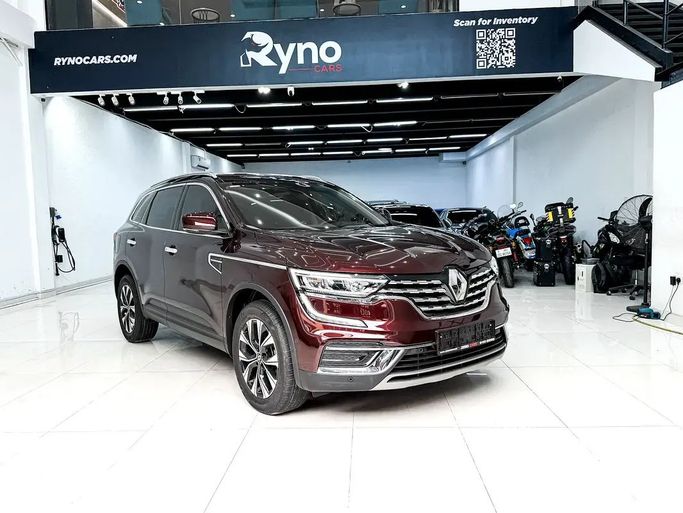 Подержанный Renault Koleos II Рестайлинг, 2.5 л, 2023 в Шардже от Ryno Cars Бордовый цвет. GCC | AUTO.AE