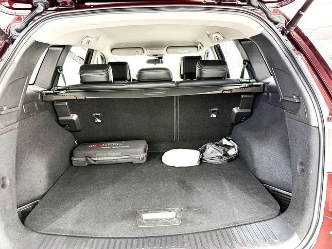 Подержанный Renault Koleos II Рестайлинг, 2.5 л, 2023 в Шардже от Ryno Cars Бордовый цвет. GCC | AUTO.AE