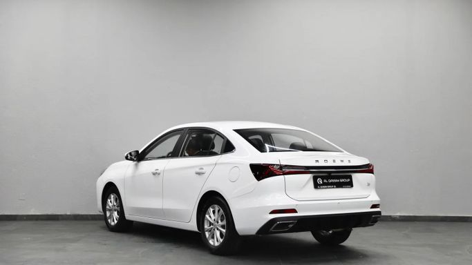 Новый Roewe i5 I Рестайлинг 2, 1.5 л, 2024 в Шардже от Al Qassem Cars Trading Белый цвет. Китайская | AUTO.AE