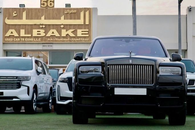 Подержанный Rolls-Royce Cullinan Black Badge I, 6.7 л, 2022 в Шардже от Al Bake Used Cars Черный цвет. GCC | AUTO.AE