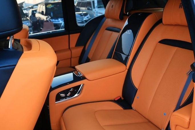 Подержанный Rolls-Royce Cullinan Black Badge I, 6.7 л, 2022 в Шардже от Al Bake Used Cars Черный цвет. GCC | AUTO.AE