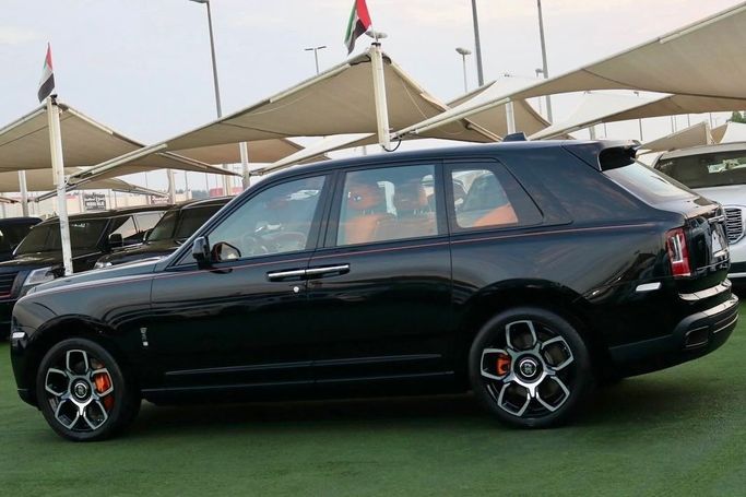 Подержанный Rolls-Royce Cullinan Black Badge I, 6.7 л, 2022 в Шардже от Al Bake Used Cars Черный цвет. GCC | AUTO.AE