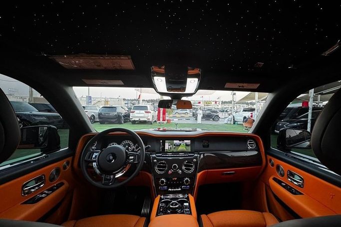 Подержанный Rolls-Royce Cullinan Black Badge I, 6.7 л, 2022 в Шардже от Al Bake Used Cars Черный цвет. GCC | AUTO.AE