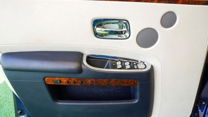 Подержанный Rolls-Royce Ghost I Рестайлинг (Series II), 6.6 л, 2016 в Шардже от Abo Saif Синий цвет. GCC | AUTO.AE