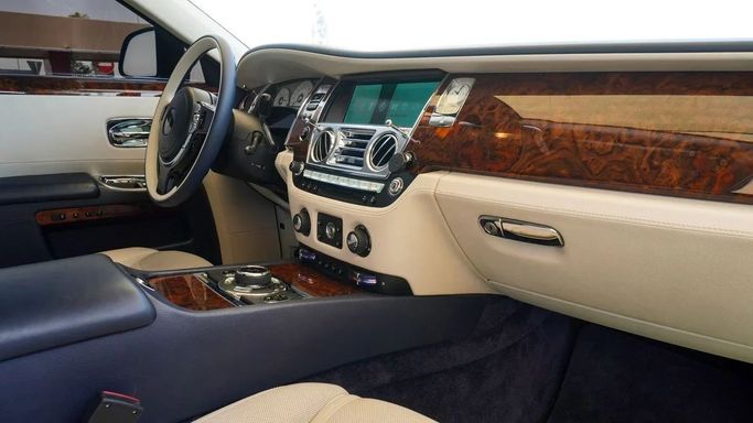 Подержанный Rolls-Royce Ghost I Рестайлинг (Series II), 6.6 л, 2016 в Шардже от Abo Saif Синий цвет. GCC | AUTO.AE