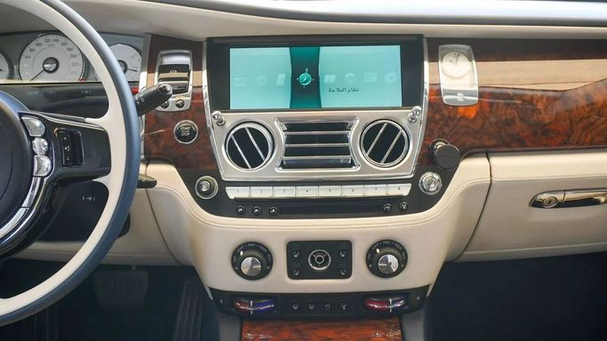 Подержанный Rolls-Royce Ghost I Рестайлинг (Series II), 6.6 л, 2016 в Шардже от Abo Saif Синий цвет. GCC | AUTO.AE