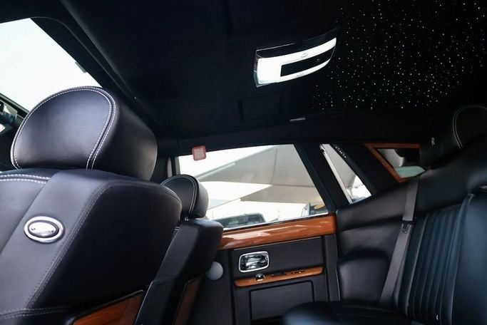 Подержанный Rolls-Royce Phantom VII, 6.7 л, 2010 в Шардже от Al Bake Used Cars Белый цвет.  | AUTO.AE