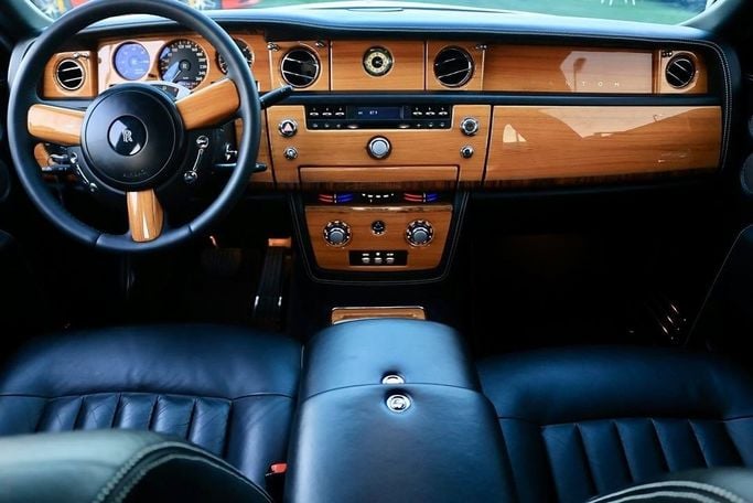 Подержанный Rolls-Royce Phantom VII, 6.7 л, 2010 в Шардже от Al Bake Used Cars Белый цвет.  | AUTO.AE