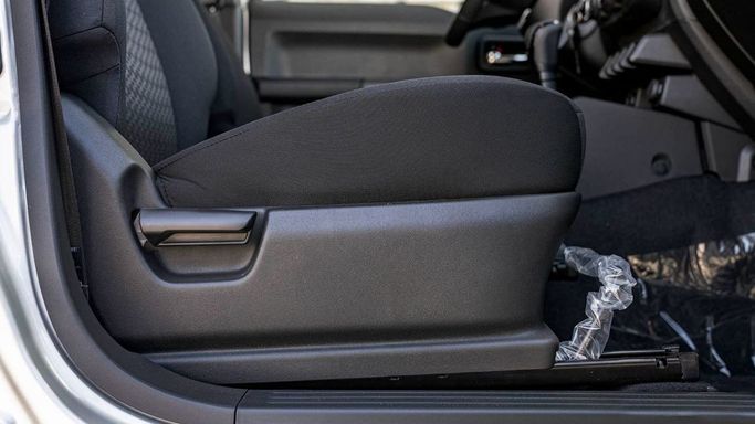 Новый Suzuki Jimny IV, 1.5 л, 2025 в Шардже от Nour Alnukhba Motors Серебристый цвет. GCC | AUTO.AE