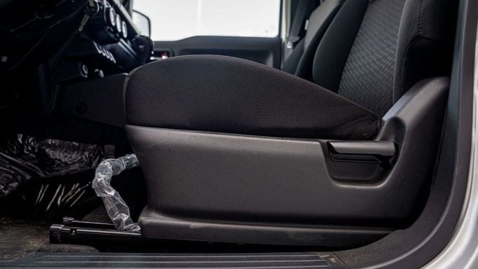 Новый Suzuki Jimny IV, 1.5 л, 2025 в Шардже от Nour Alnukhba Motors Серебристый цвет. GCC | AUTO.AE