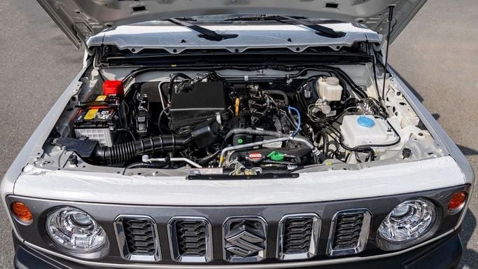 Новый Suzuki Jimny IV, 1.5 л, 2025 в Шардже от Nour Alnukhba Motors Серебристый цвет. GCC | AUTO.AE