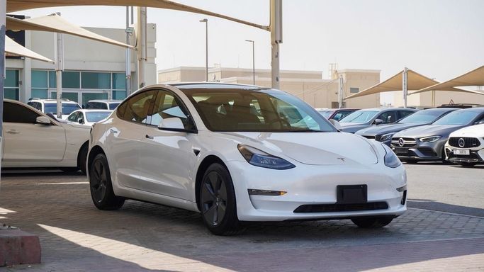 Подержанный Tesla Model 3 I Рестайлинг, 2023 в Шардже от Abo Saif Белый цвет. Американская | AUTO.AE