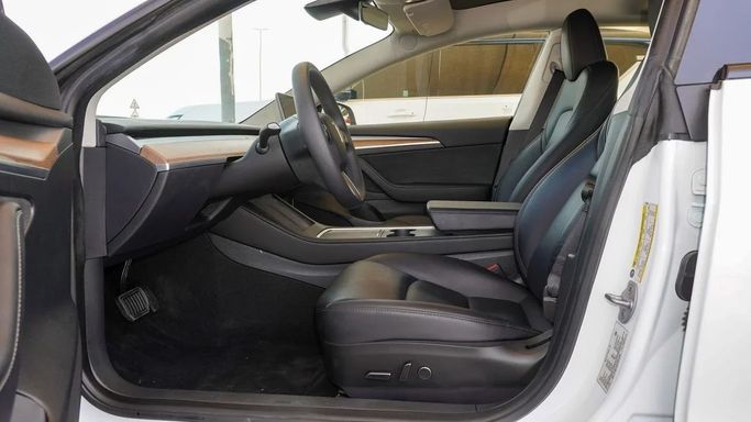 Подержанный Tesla Model 3 I Рестайлинг, 2023 в Шардже от Abo Saif Белый цвет. Американская | AUTO.AE